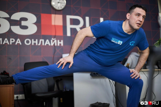 Теперь положите ногу не пяткой, а боком&nbsp;— тянем внутреннюю поверхность бедра. Очень полезно при сидячей работе! | Источник: Роман Данилкин / 63.RU 
