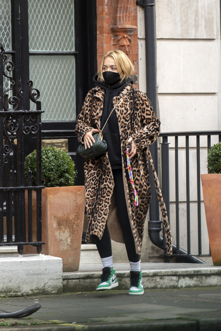 Леопардовое пальто + худи: Рита Ора в Лондоне
