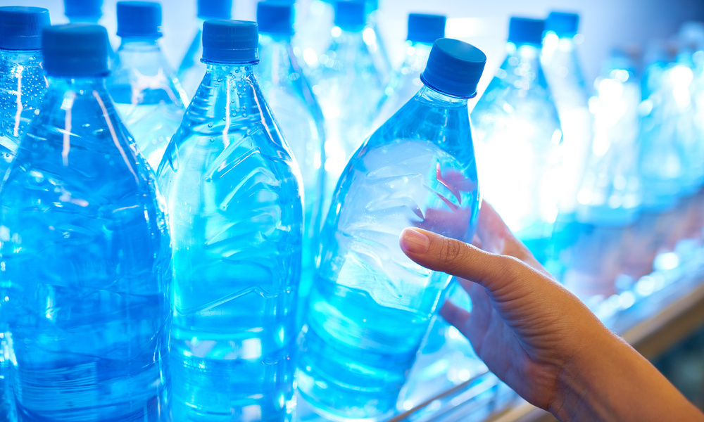 Сколько бутылок минеральной. Минеральные воды. Питьевые Минеральные воды. Бутылка для воды. Пластиковая бутылка для воды.