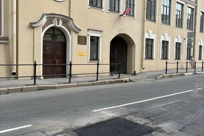 Дореволюционный булыжник в Фонарном переулке скрыли под асфальтом