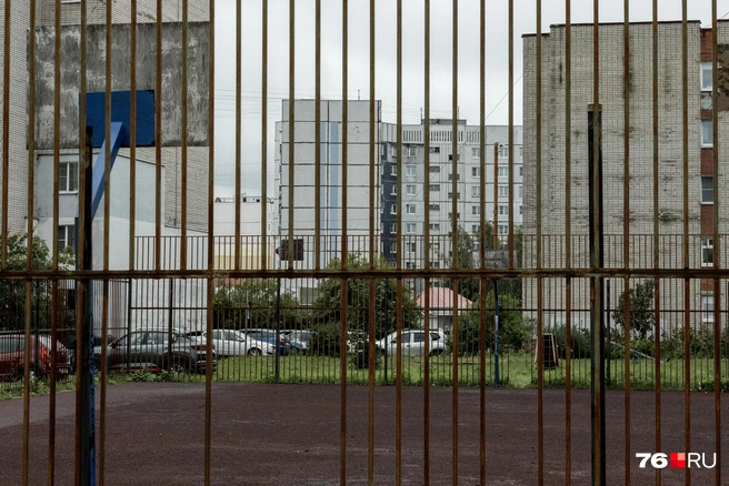 Баскетбольная площадка в одном из дворов района | Источник: Александр Куренной / 76.RU