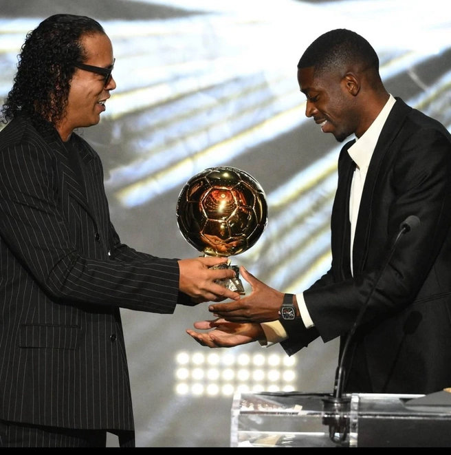 Награду Дембеле получил из рук легендарного Роналдиньо | Источник: пресс-служба «Золотого мяча»