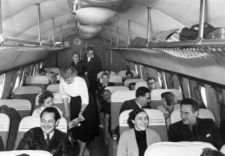 На борту авиалайнера Ту-104 во время транссибирского перелета, июль 1956 года | Источник: Getty Images