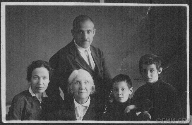 С семьей сына в Новосибирске, 1934 год  | Источник: Госкаталог.рф / Государственный музей истории Санкт-Петербурга