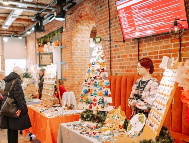 До Нового года остается не так уж много времени — пора покупать подарки и украшать дом | Источник: СОФПП