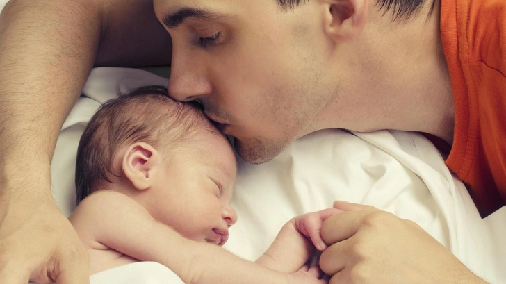 Как быть отцом: что делать мужчине, когда в семье появляется ребенок, — мануал от психолога | Источник: luanateutzi/Shutterstock/Fotodom.ru