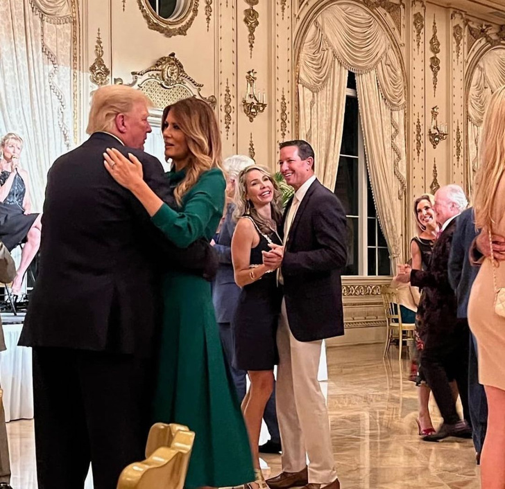 Темный изумруд: Мелания Трамп в зеленом платье танцует с мужем на Дне благодарения
