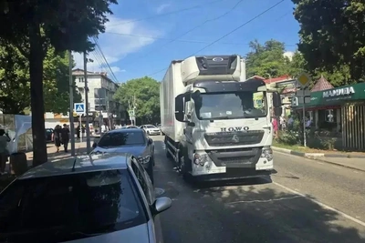 В Сочи рефрижератор насмерть сбил женщину на переходе