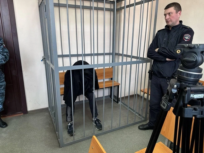 Эдуард Середюк скрывал своё лицо от фотокамер в зале суда. | Источник: Евгений Кошек / E1.RU