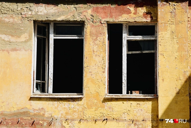 Пока не счищен старый слой желтой краски | Источник: Наталья Лапцевич