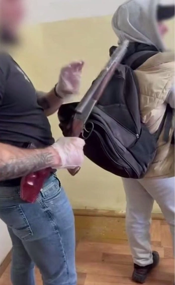 У мужчины был с собой обрез охотничьего ружья из дома пенсионера | Источник: Ирина Волк / Telegram