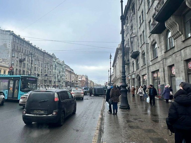 Легковушка перевернулась в ДТП на Лиговском проспекте | Источник: Мегаполис | ДТП и ЧП | Санкт-Петербург | Питер