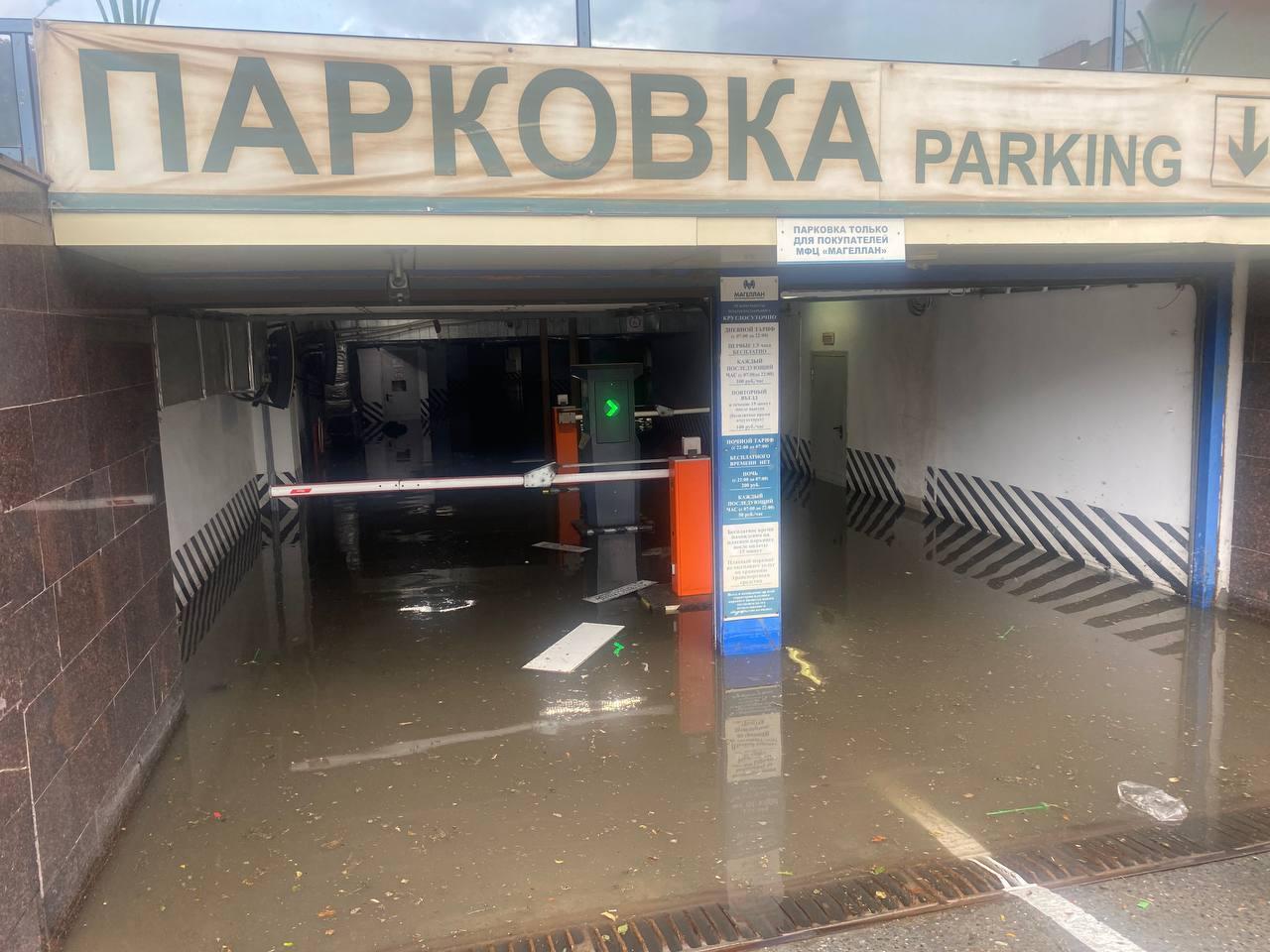 В тюменском ТЦ затопило подземную парковку — фото и видео
