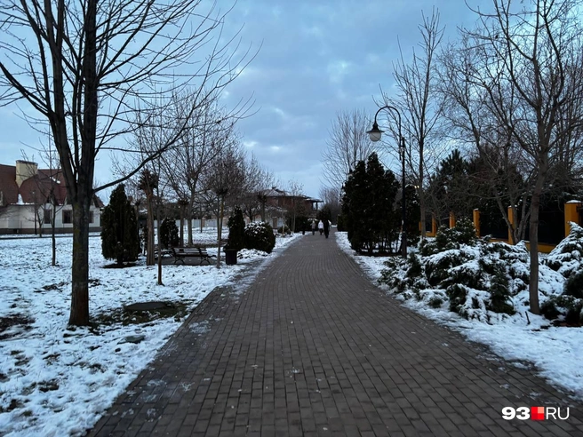 Можно посидеть на лавочке, правда, будет прохладно | Источник: Алина Лустина / 93.RU