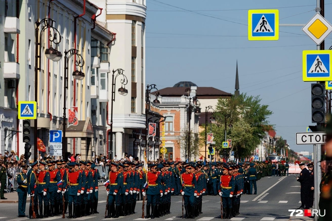 Военные стояли в ожидании своей очереди зайти на площадь  | Источник: Ирина Шарова / 72.RU 