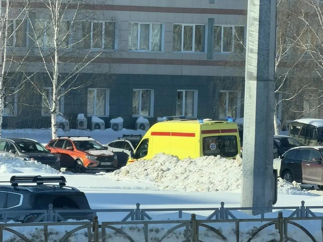 У проходной завода находится автомобиль скорой медицинской помощи. | Источник: читатель E1.RU