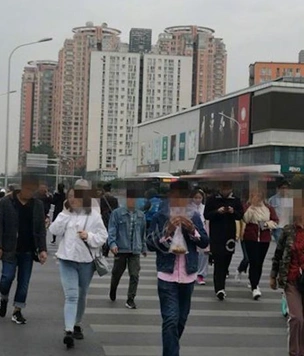В Китае начали штрафовать тех, кто переходит улицу уткнувшись в телефон