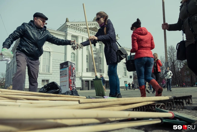 Чаще всего на субботники ходят те, кто даже не подумает выбросить бумажку мимо мусорки | Источник: Тимофей Калмаков / 59.RU