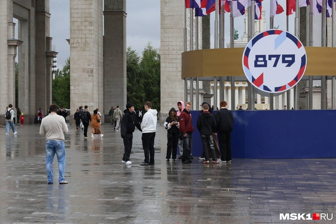 Подростки компаниями ждут своих друзей | Источник: Артем Устюжанин / MSK1.RU