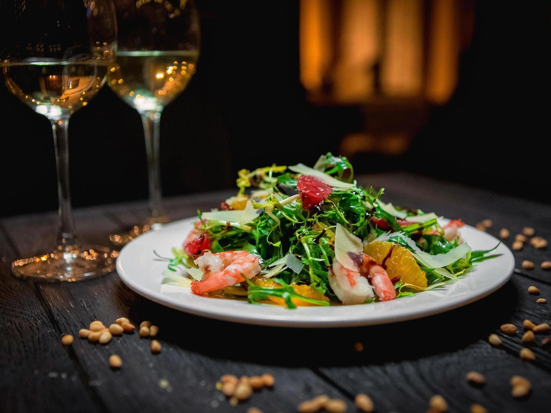 5 рецептов салатов на Новый год 2024: удивите своих гостей | marieclaire.ru