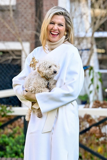 Королева Максима доказала, что белый — самый подходящий цвет для зимы 24/25 | marieclaire.ru