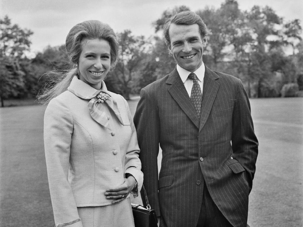 Принцесса Анна и капитан Марк Филлипс на фотосессии в честь объявления о помолвке, 30 мая 1973 год | marieclaire.ru