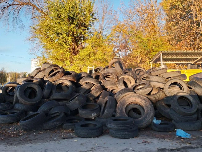 Гора шин на Димитровградском шоссе | Источник: Дмитрий Сильнов / 173. RU