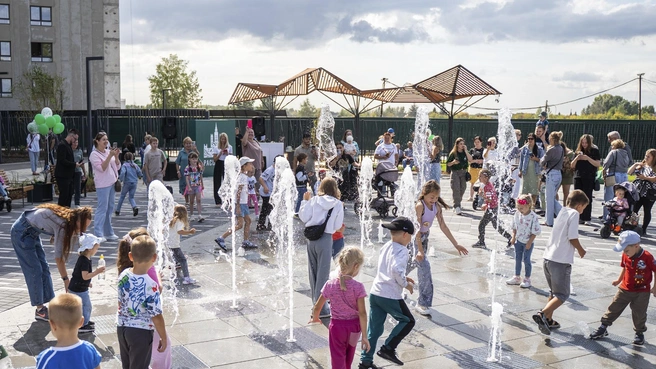 Одной из ключевых локаций квартала стала центральная площадь с сухим фонтаном, который торжественно открыли в августе | Источник: ГК «Расцветай»