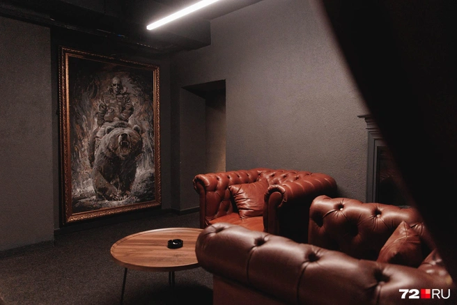 Антураж в мужском клубе соответствующий | Источник: Ирина Шарова / 72.RU