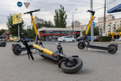 Волгоград введёт штрафы за неправильную парковку самокатов