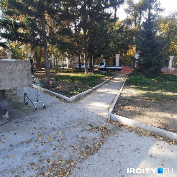 Почему-то стоит тележка из супермаркета | Источник: Виктор Лучкин / «ИрСити»