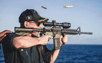 Командира эсминца ВМС США уволили из-за фото с винтовкой: что не так со снимком?