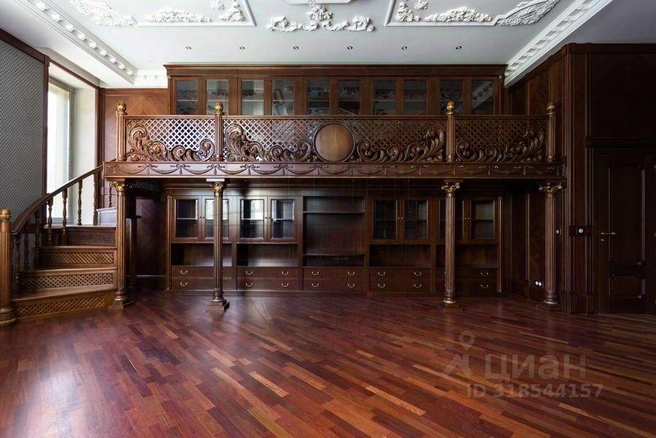 Продавец описывает стиль квартиры как дворцовую классику | Источник: «Юнион Трейд»/n1