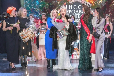 Severodvinsk Beauty Queen Wins Fur Coat and Prizes