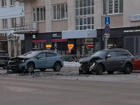 Оба автомобиля получили значительные повреждения передней части | Источник: читатель E1.RU Иван