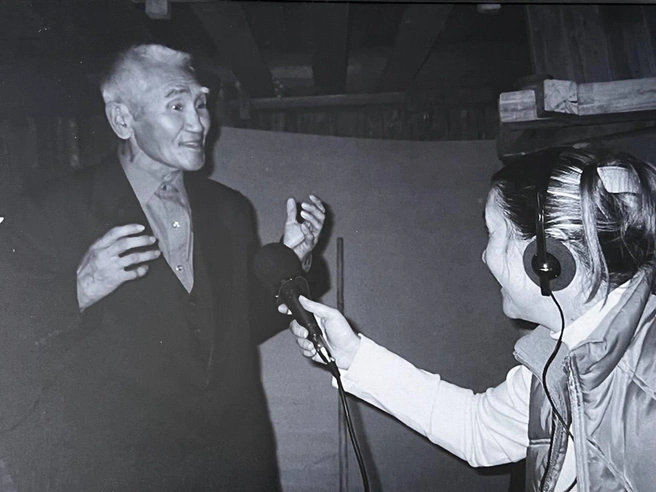 — Радиожурналист — это действительно другая профессия, другая подача информации, работа с голосом. Много своих особенностей. Проработала на «Радио России» 27 лет. Вела программы «Народы России», «Национальный акцент» (первое этническое ток-шоу). Передачи стали популярными с первых же эфиров, у них была самая большая аудитория. Собственно, то, что мы сейчас называем межэтнической журналистикой, зародилось именно там. | Источник: личный архив Маргариты Лянге