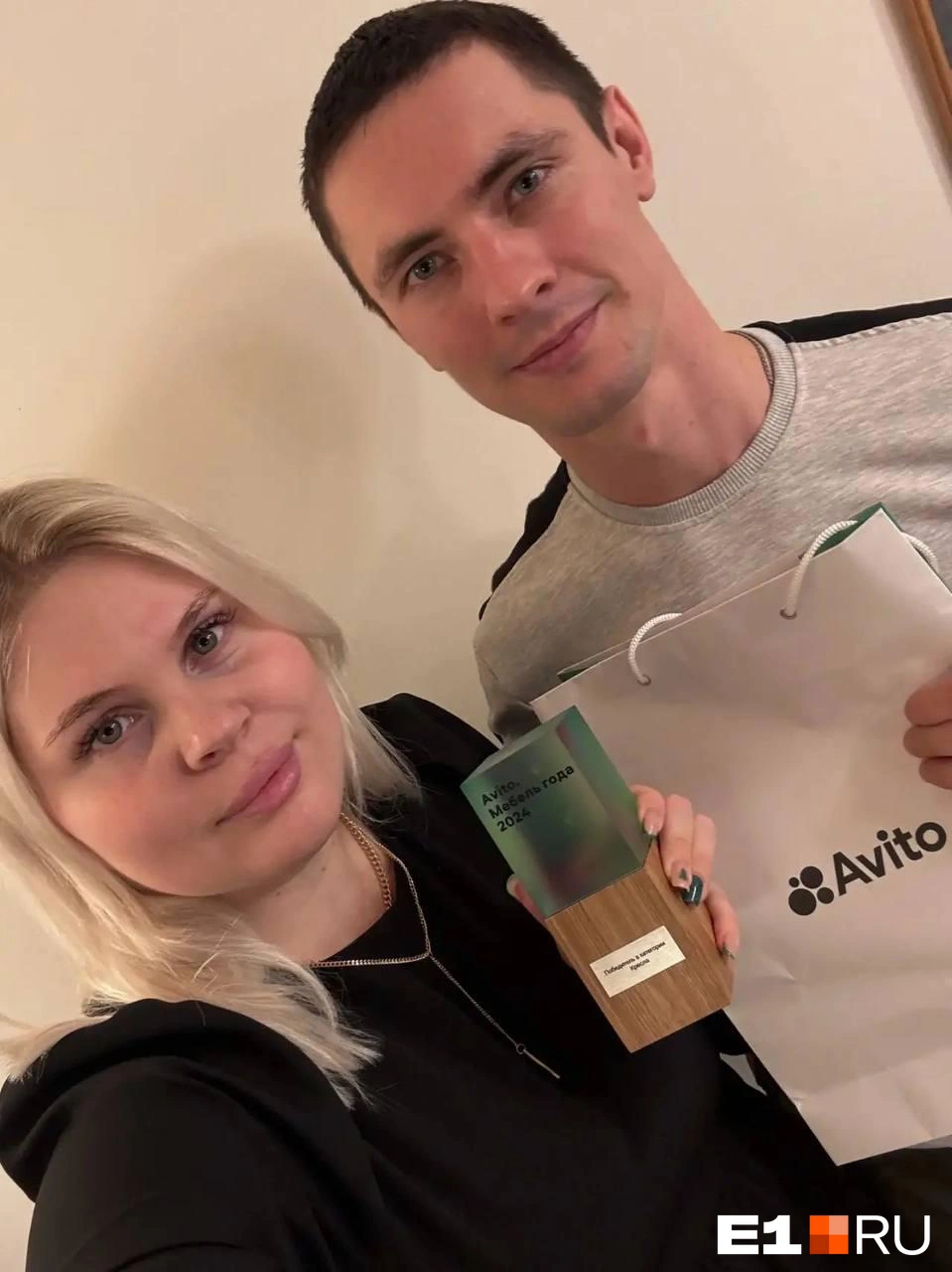 Михаила всегда поддерживала в начинаниях его жена Анастасия, на этом фото она с наградой от маркетплейса | Источник: Михаил Дюков