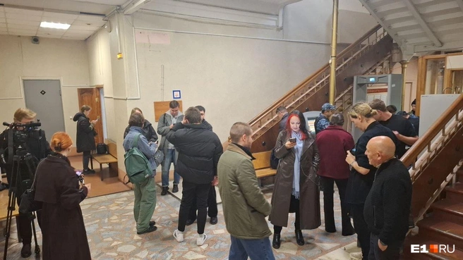 «Сутки не ел, критическое состояние». Бывшего вице-губернатора Олега Чемезова доставили в суд — онлайн | Источник: Евгений Кошек / E1.RU