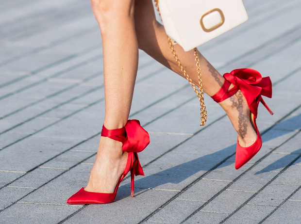 Фото №1 - Как носить красные туфли и босоножки этим летом (47 звездных примеров)