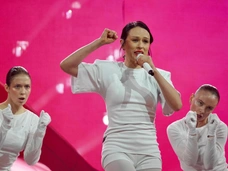 Платье-стул и наряд в форме мужского полового органа: 5 шокирующих выходов Кати IOWA