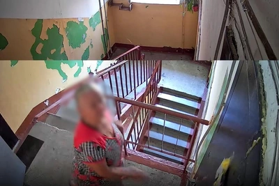 Пенсионерка во Владивостоке кидается яйцами и плюет на двери соседей