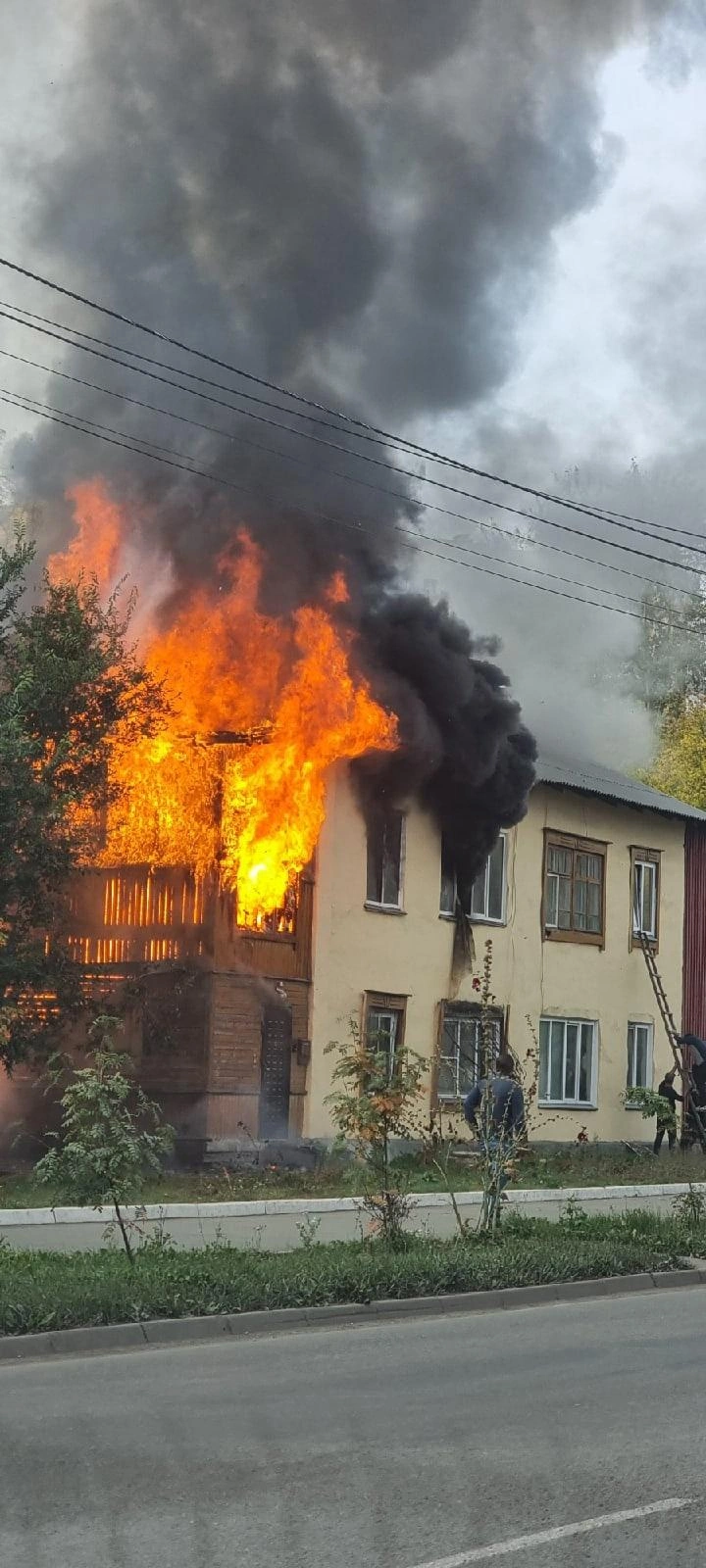 В Копейске пожар в бараке на улице Кузнецова: два человека пострадали 24  сентября 2022 г. - 24 сентября 2022 - 74.ру