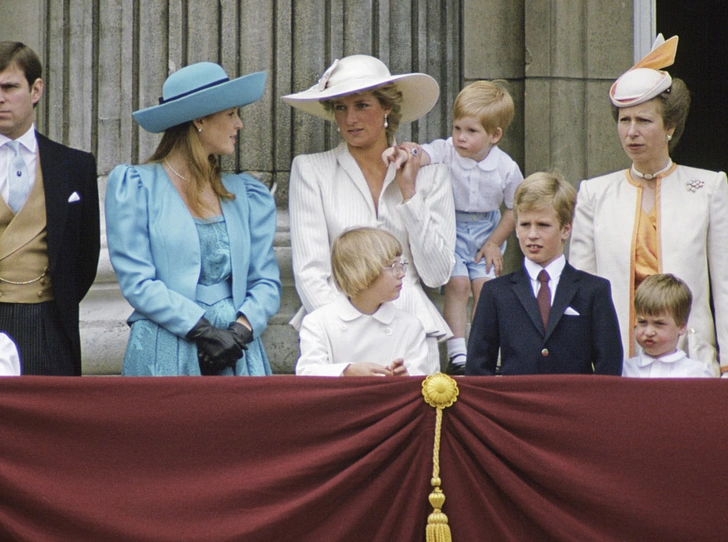 От Дианы до Кейт Миддлтон: самые яркие «балконные» кадры Trooping The Colour