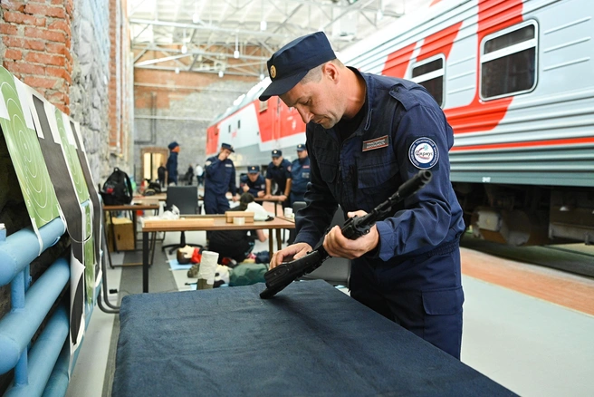 Во время практических заданий участники разделились | Источник: Максим Воробьев