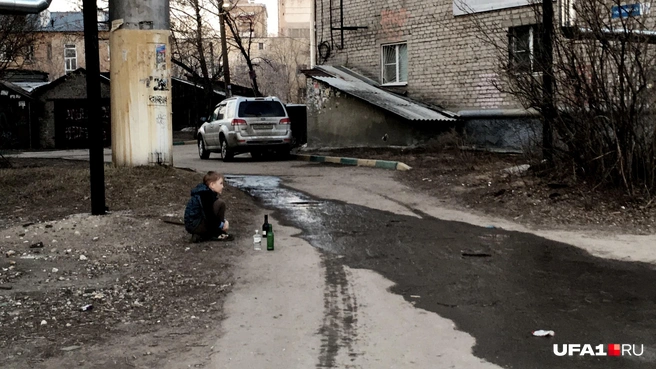 Детям даже играть нечем&nbsp;— вон, бутылки коллекционируют | Источник: Андрей Бирюков / UFA1.RU