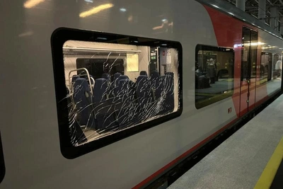 Школьник в Сочи повредил две «Ласточки» камнями