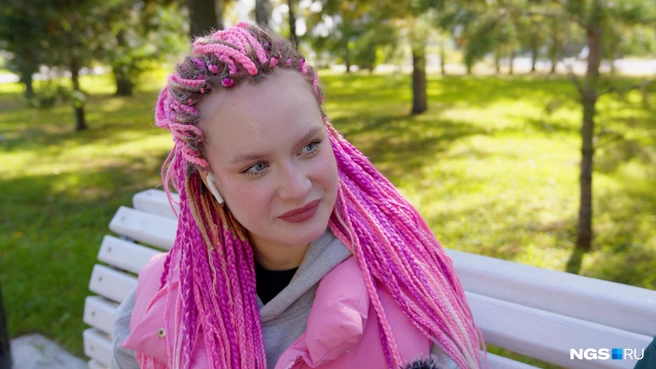 Девушка уверена, что бедными должны считаться люди, чей доход меньше 100 тысяч рублей в месяц | Источник: Антон Дигаев / Городские медиа