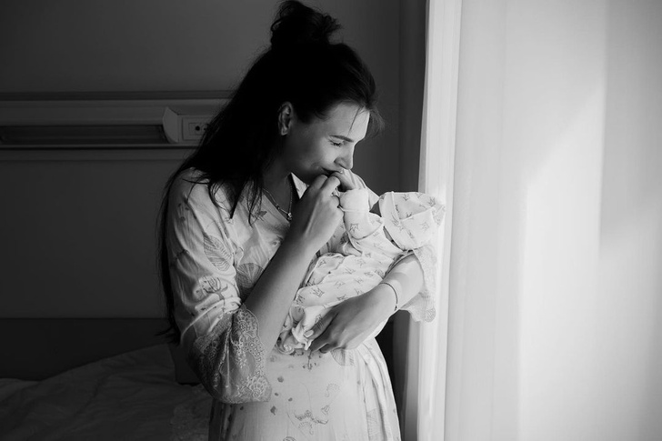 Первое фото новорожденной дочери Эллы Сухановой