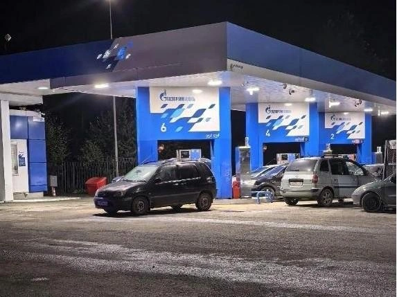 Раздачу талонов на шестую колонку объяснили тем, что она в отличие от остальных расположена неудобно и часто простает без машин, и это задерживает поток | Источник: читатель E1.RU