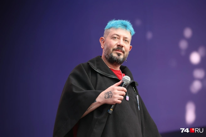 Например, сказал, что в Челябинске классные дорожные знаки, потому что они находятся на столбах, а не на кронштейнах | Источник: Дарья Пона
